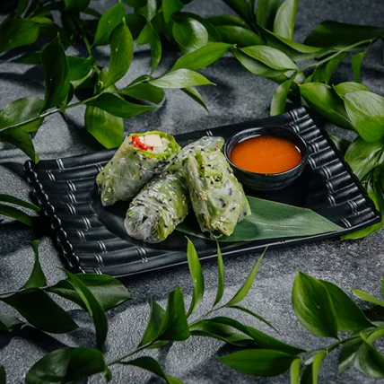 Spring roll vegetable with Swet chili sauce